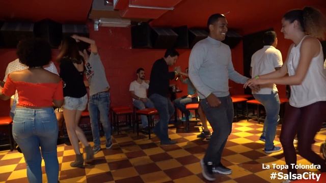 The Most Popular 🇨🇴 Salsa Club in Cali, Colombia- La Topa Tolondra (Salsa City Documentary) смотреть онлайн