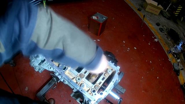 MINI COOPER S N18 ENGINE REASSEMBLY PART 2 : PISTON INSTALL смотреть онлайн