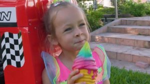 Дети готовят мороженое и фруктовые коктейли в кафе