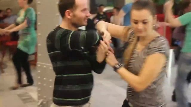 Tančírna v kavárně Savoy (zouk a salsa) смотреть онлайн