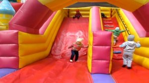 ЛАЙК НАСТЯ Милена и Амелия прыгают на батуте\LIKE NASTYA, Milena and Amelia jump on a trampoline!