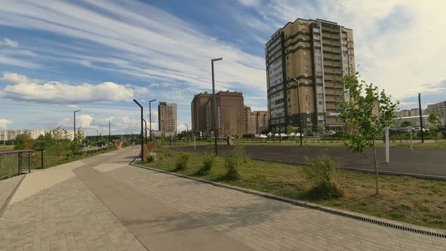 Набережная под перистыми облаками. Город Ухта / Канал Ухта