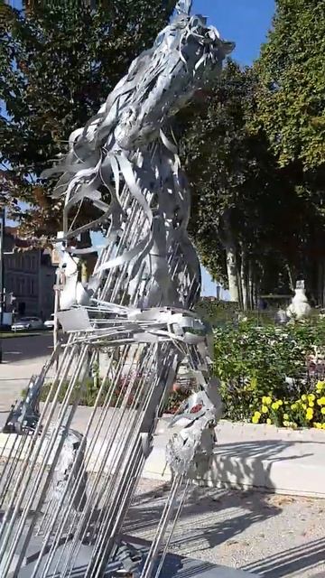 Sculpture in Ambrose, France. смотреть онлайн