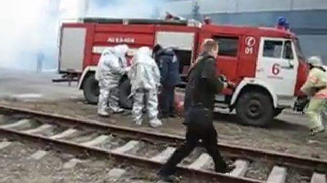 Учения на заводе ЗИЛ, звено 6АЦ одевают теплоотражающие костюмы смотреть онлайн