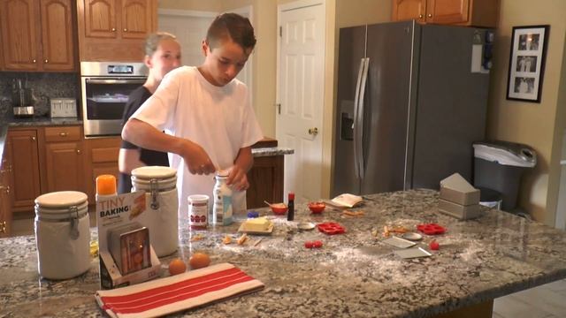 Tiny Baking! The World's Smallest Baking Kit From SmartLab Toys смотреть онлайн