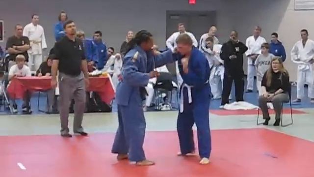 Judo Tournament Vid 2009 (5)- Yellow belt vs black belt смотреть онлайн