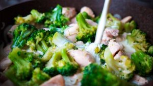 КАПУСТА  БРОККОЛИ С КУРИНОЙ ГРУДКОЙ  В СМЕТАННОМ СОУСЕ!