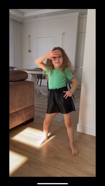 Выбираем любимый образ 🥰 #переодевашки#сменаобраза#стиль#танцы смотреть онлайн