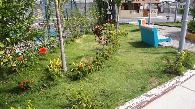 Детский парк рядом с домом.