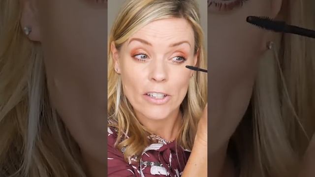 How To Create A Summery Smoky Eye with Caroline Barnes | Trinny London Makeup Tutorial смотреть онлайн