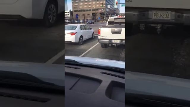 Minerva conduciendo una Van смотреть онлайн