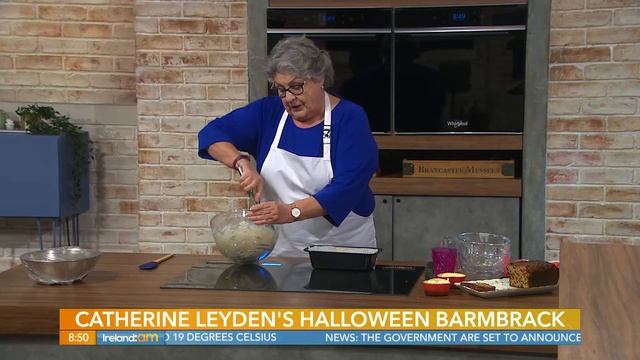 "Really simple" Halloween Barmbrack from mixed fruit and tea to moist brack | Catherine Leyden смотреть онлайн