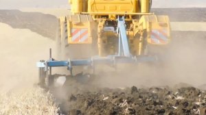 К 701 с плугом ПБС-8 (работа плуга)