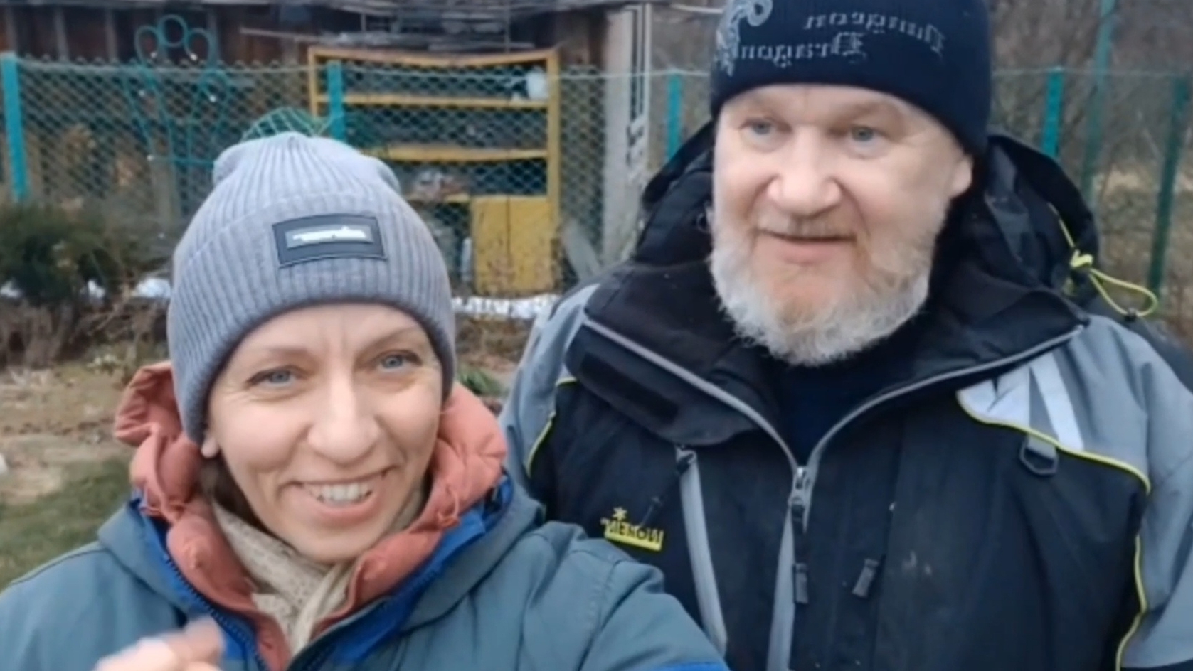 Сажаем дельфиниумы вдоль роз. Обрезаем можжевельники. Подключаем воду. смотреть онлайн