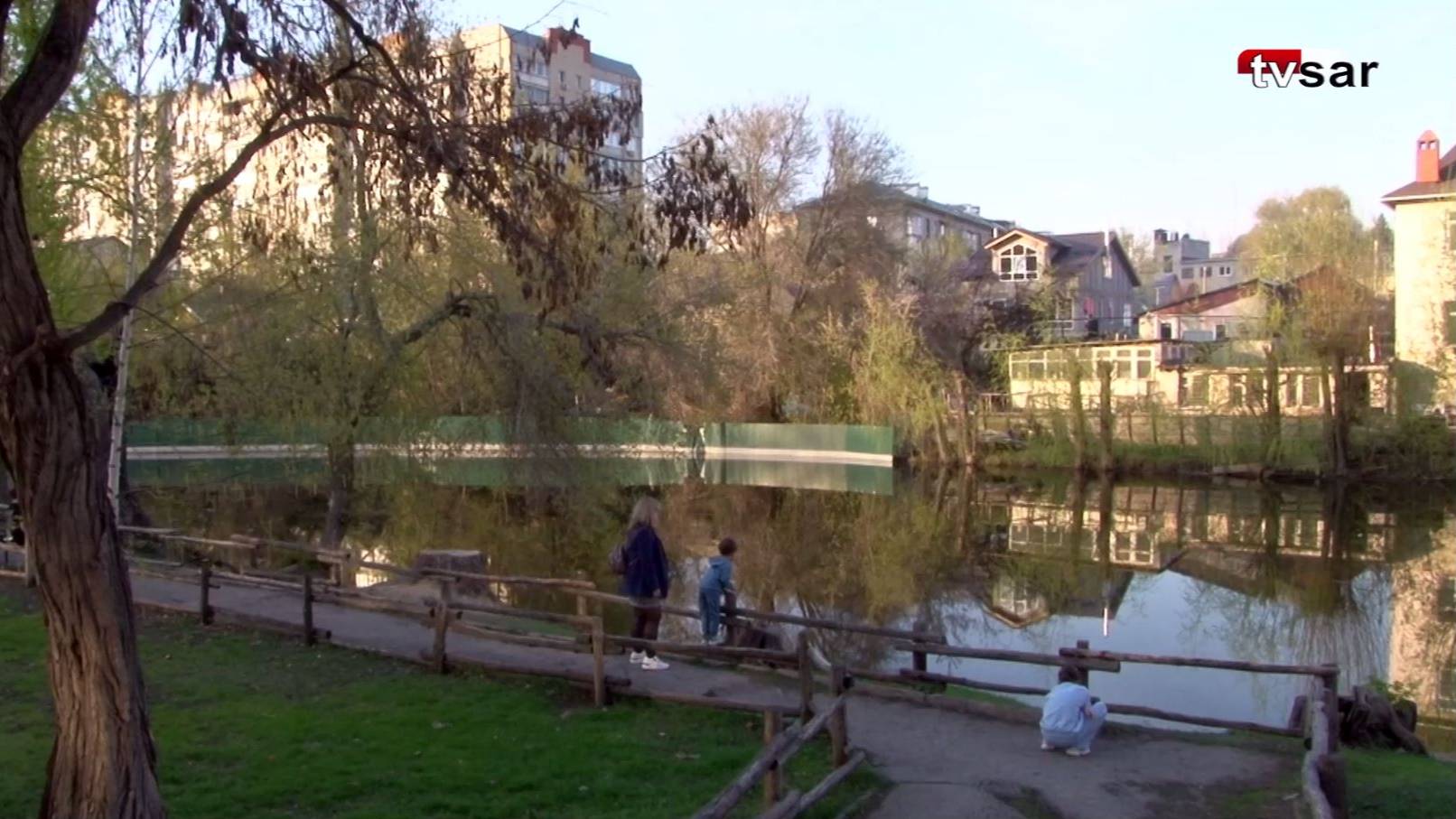 Доступ к пруду в горпарке Саратова преграждают заборы особняков смотреть онлайн