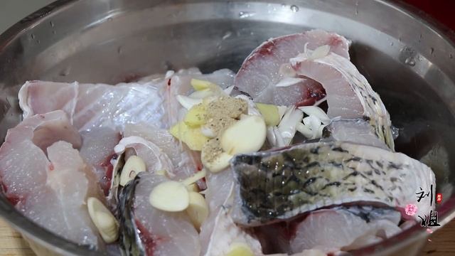 将鱼肉放大盆中腌制，吃一次就忘不了，老吃法教给你，真的太香了【刘姐厨房 Magic Food】 смотреть онлайн