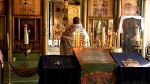 Служба в храме Троицы Живоначальной в Чистый четверг. Село Сандогора. .mp4