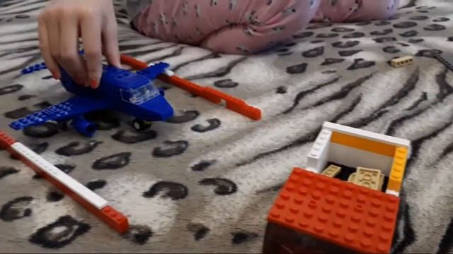 LEGO. The cowboy builds a house. Ковбой строит дом смотреть онлайн