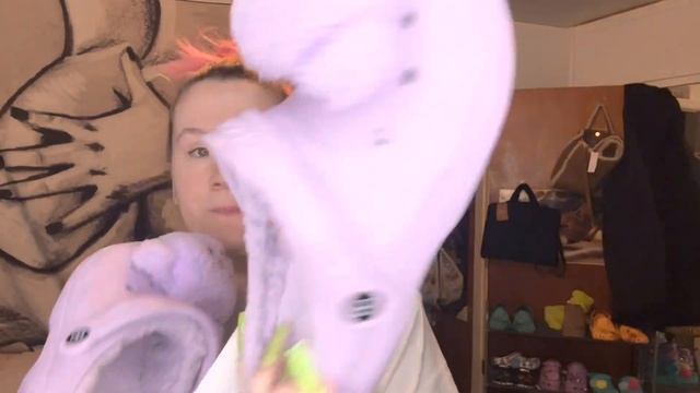 LAZY OAF X CROC UNBOXING | THREE-EYED TEDDY LINED CLOG смотреть онлайн