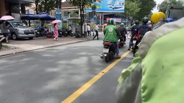 Grab Bike in Vietnam (minimal audio) смотреть онлайн