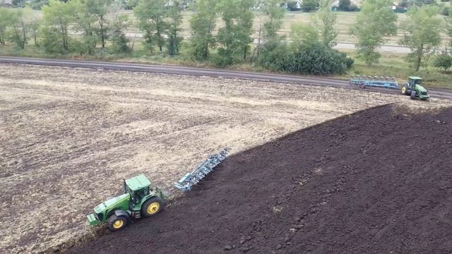ПАХОТА ПШЕНИЦЫ В ДВА ТРАКТОРА John Deere! смотреть онлайн