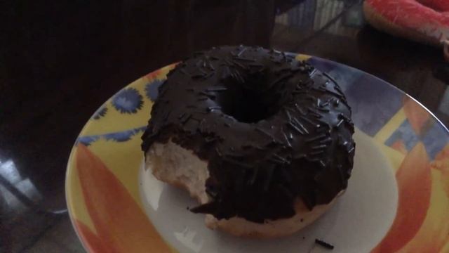 Пробую шоколадный пончик