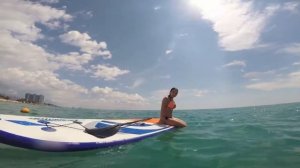 Очень красивая спортивная девушка катается на доске! Supsurf. Сапы. Сочи.