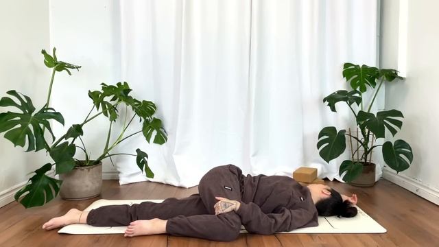 15 Min Relaxing Yoga for Lower Back Tension Relief смотреть онлайн