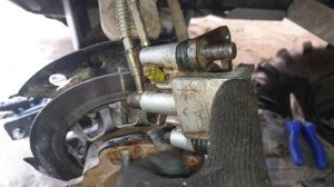 обслуживание суппортов и замена тормозных колодок квадроцикла cfmoto x5h.o