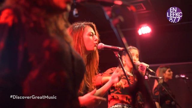 525 Live Sessions: Marina Satti & Fonés - Chichovite | En Lefko 87.7 смотреть онлайн