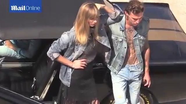 Jess Hart shows off sexy figure behind... смотреть онлайн