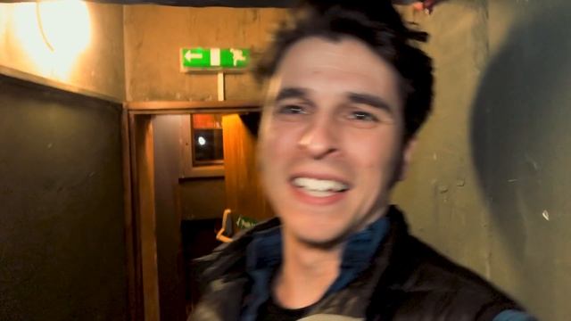 Vlogging using only a mobile phone and Crack Light. смотреть онлайн