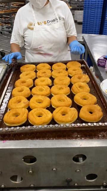 How A Donut Factory Glazes Chocolate Donuts 🍩 @carlsdonutslv Las Vegas