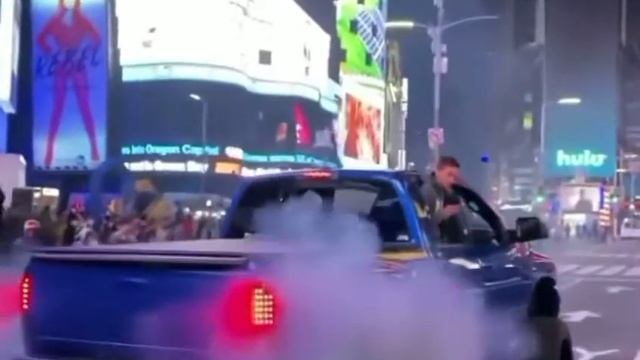 Rolling Burnout In New York Time Square смотреть онлайн