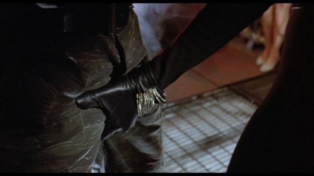 Jean-Claude Van Damme in a struggle between Corey Everson's legs / Double Impact (1991) смотреть онлайн