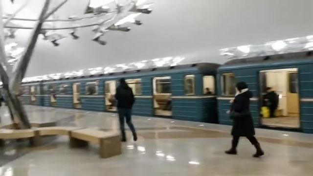 Прибытие поезда на станцию Тропарево смотреть онлайн