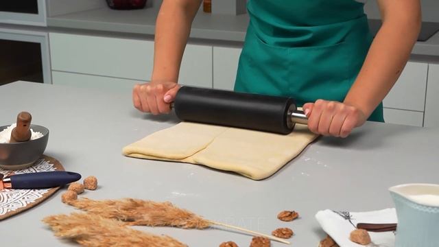 Even you are able to cook this homemade puff pastry, if you have a glass with hot water! смотреть онлайн