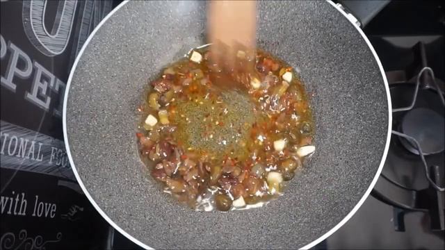 LINGUINE CON AGLIO OLIO PEPERONCINO ACCIUGHE CAPPERI OLIVE E TONNO PRONTE IN 10 MINUTI! SQUISITE смотреть онлайн