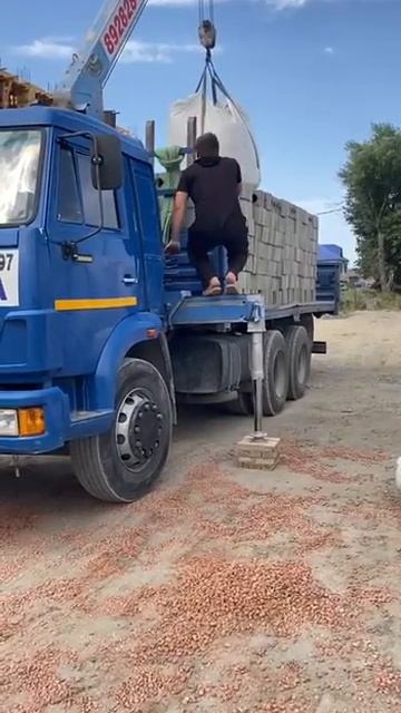 Накинули пару бигбегов цемента марки М600 клиенту поверх отсевных блоков смотреть онлайн