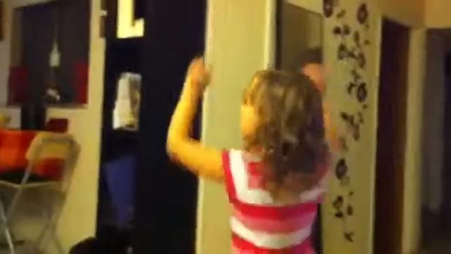 Дома Люся танцует