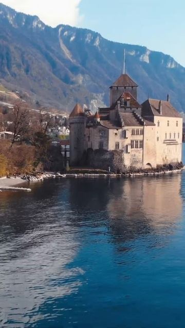 Chillon Castle DRONE View Montreux SWITZERLAND #Shorts смотреть онлайн