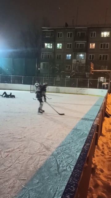 #хоккей рубятся на коробке во дворе смотреть онлайн