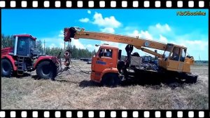 КАМАЗ в грязи! Чем глубже КАМАЗ лезет в грязь, тем больше тракторов нужно для его спасения