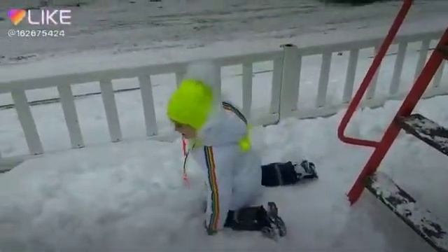 ИГРАЕМ В СНЕЖКИ с папой и мамой САМЫЙ ОБЫЧНЫЙ ДЕНЬ когда ЗАБРАЛИ домой СНЕГОВИКА Изнанка ВЛОГ смотреть онлайн