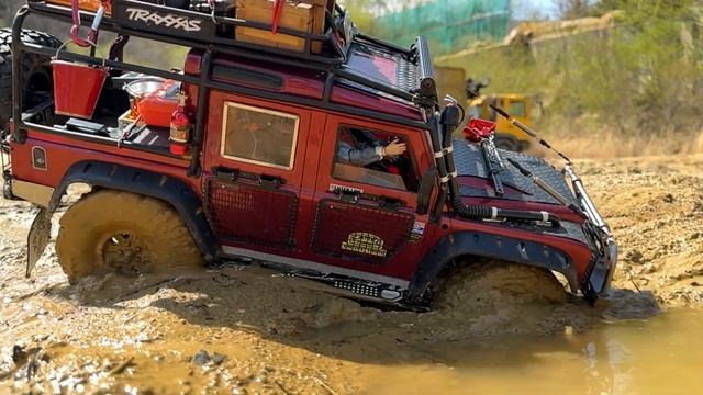 ОГРОМНЫЙ Defender Pickup. 
Осеннюю грязь RC OFFroad