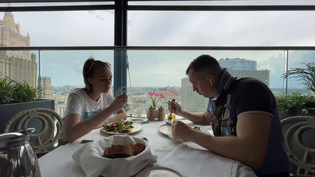 Вкусное летнее меню в ресторане White Rabbit 2021 Москва смотреть онлайн
