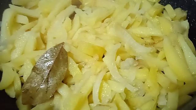 Жареная картошка с луком или жареный картофель