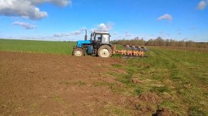 Вспашка поля под картофель John Deere 6135B и MTZ1221
