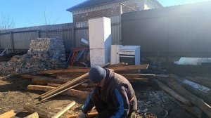 Андрей переделывает печь. Папа сделал и установил очень интересный вариант шпалеры для малины.