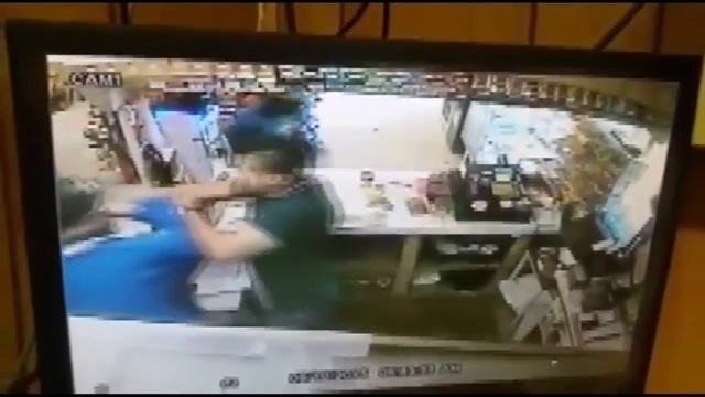 Video: Man with machete tries to rob store, clerk fights back смотреть онлайн